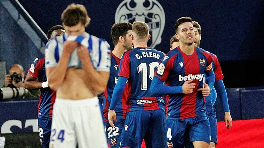 Los jugadores del Levante celebran el tanto del triunfo. | J. C. CÁRDENAS / EFE