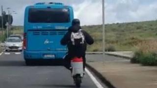 Circula en patinete sentado en una bombona de butano en Gran Canaria