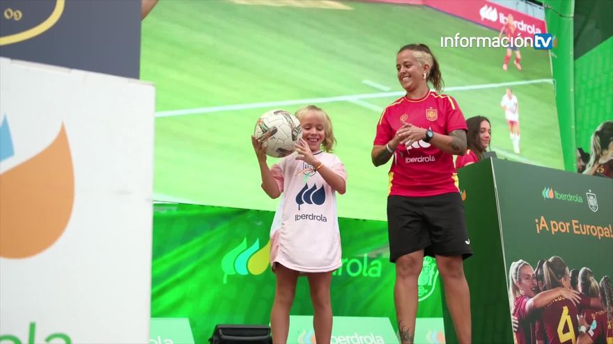 Benidorm apoya a la selección española femenina en la fanzone de Iberdrola