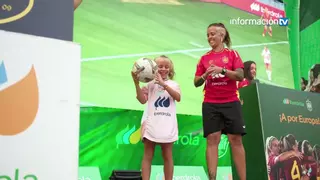 Benidorm apoya a la selección española femenina en la fanzone de Iberdrola