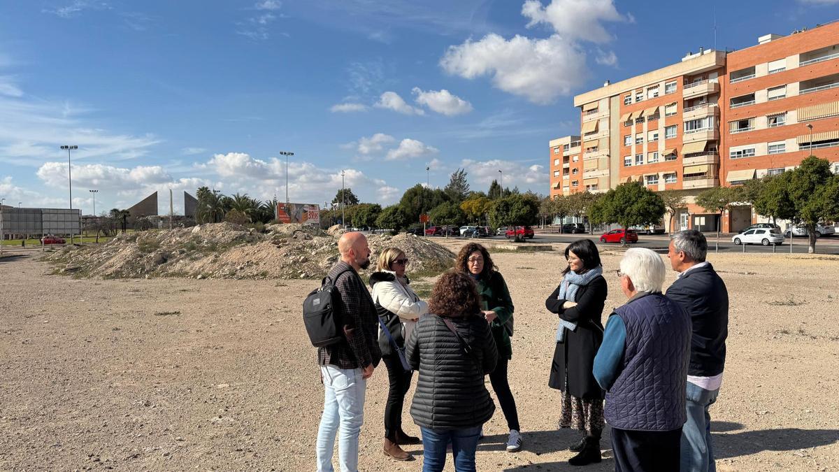 Ediles del grupo socialista, junto a representantes vecinales sobre el solar-escombrera de Vía Parque.