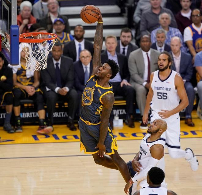 El jugador Jordan Bell (i) de los Warriors de Golden State hace un mate durante su partido de la NBA ante los Grizzlies de Memphis en el Oracle Arena de Oakland, California (EE.UU.),