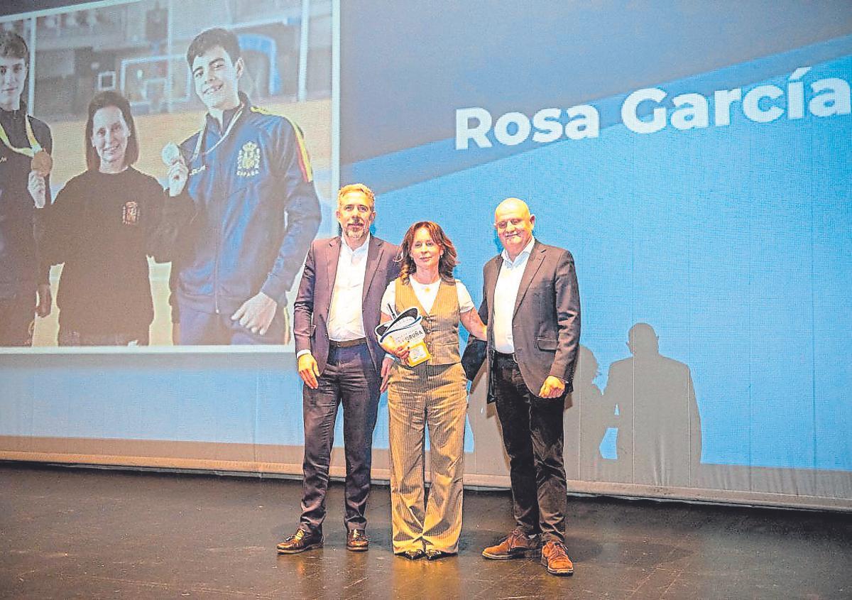Rosa García, en el medio, junto a Pedro Costa, gerente general de Prensa Ibérica Galicia, y Francisco Duarte, director de personas de Vegalsa-Eroski.