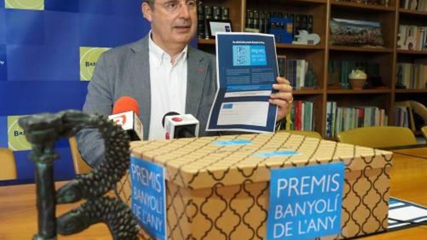 M. Noguer, alcalde de Banyoles, en la presentació dels premis.