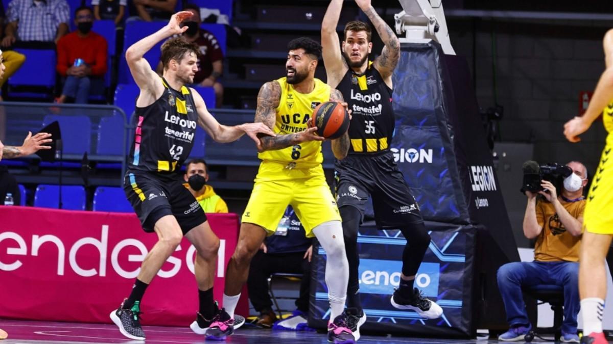 Lima, rodeado de jugadores del Lenovo Tenerife