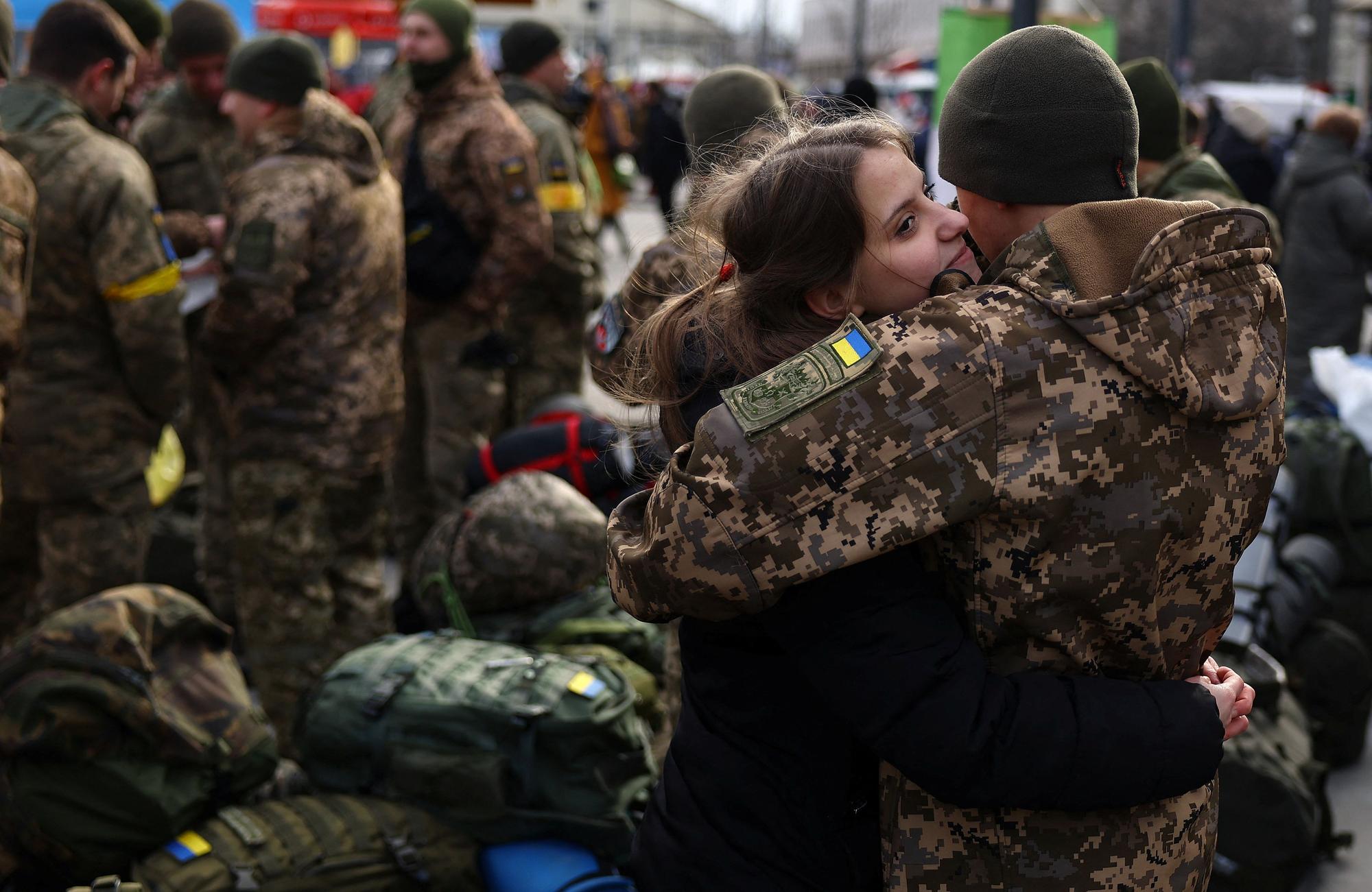 Despedida en la estación de Lviv ante un tren que se dirige a Kiev.