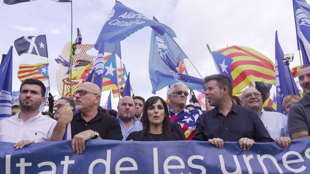 Aliança Catalana se estrena en la manifestación de la Diada cargando contra la ANC y Òmnium