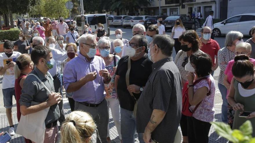 Ribó conversa con algunos vecinos de Marxalenes.  | LEVANTE-EMV