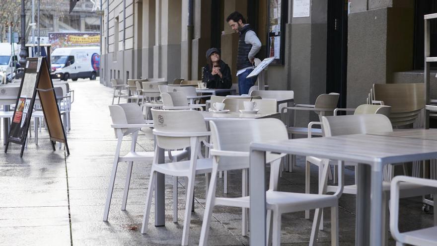 Terrazas vacías en un bar de Pamplona