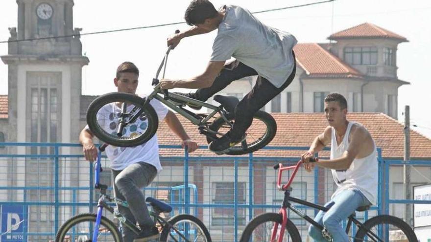 Uno de los participantes realizando un salto sobre su BMX.