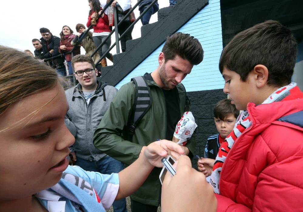 Las gradas de A Madroa se llenan de aficionados en el primer entrenamiento a puerta abierta del Celta después de caer eliminado ante el Manchester United