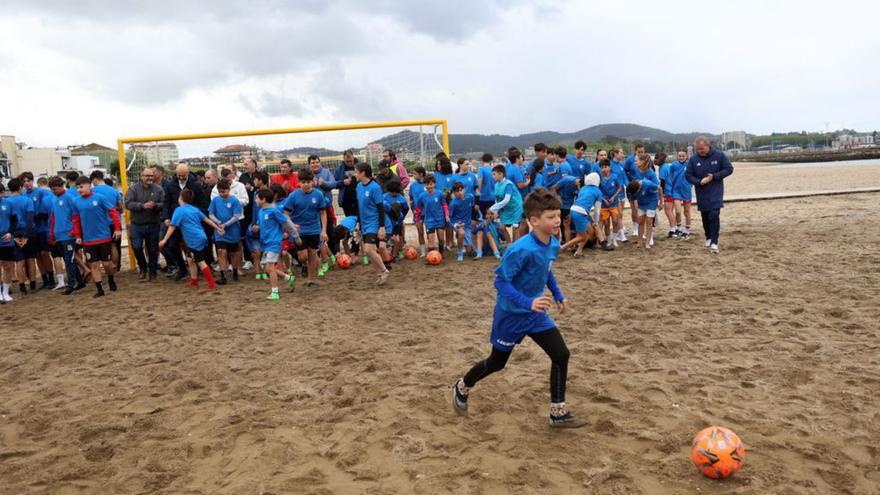 El fútbol playa hace de la playa Compostela su paraíso particular | NOÉ PARGA