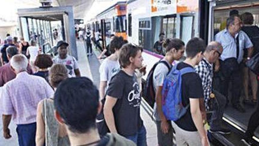 Passatgers pujant a un tren de Rodalies de Renfe