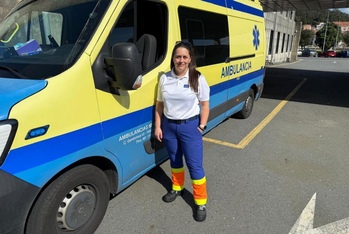 Verónica Bonilla con la ambulancia que conduce. | Cedida