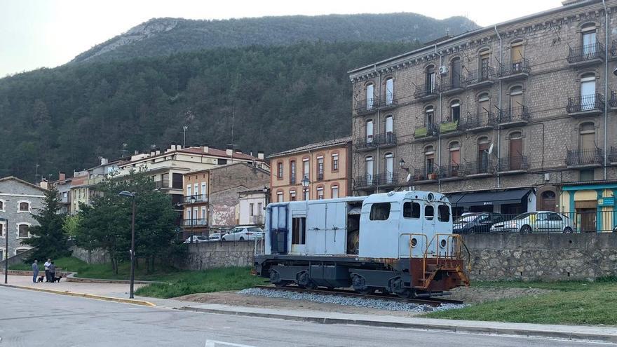 La locomotora s'ha instal·lat al costat de l'edifici de l'antiga estació de tren, al centre de Guardiola