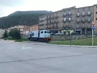 Guardiola de Berguedà instal·la la locomotora del Carrilet sense acabar-ne la restauració