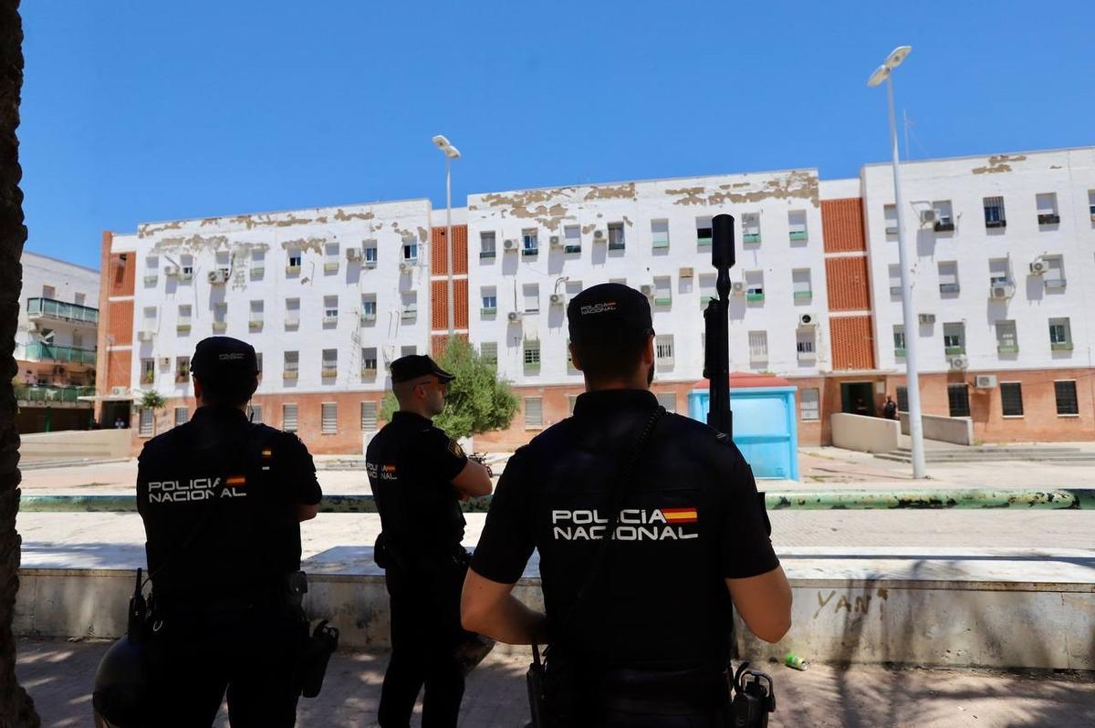 Imagen de archivo de agentes de la Policía Nacional durante una redada antidroga en el barrio de las Palmeras.