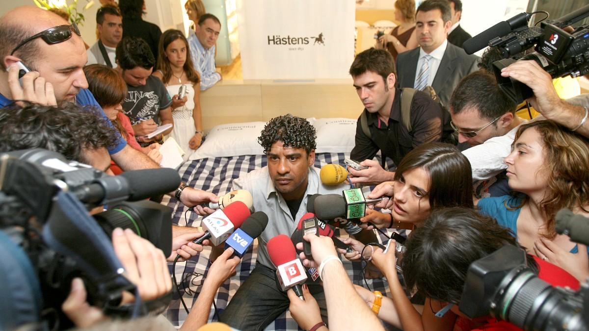 Rijkaard atiende a los periodistas