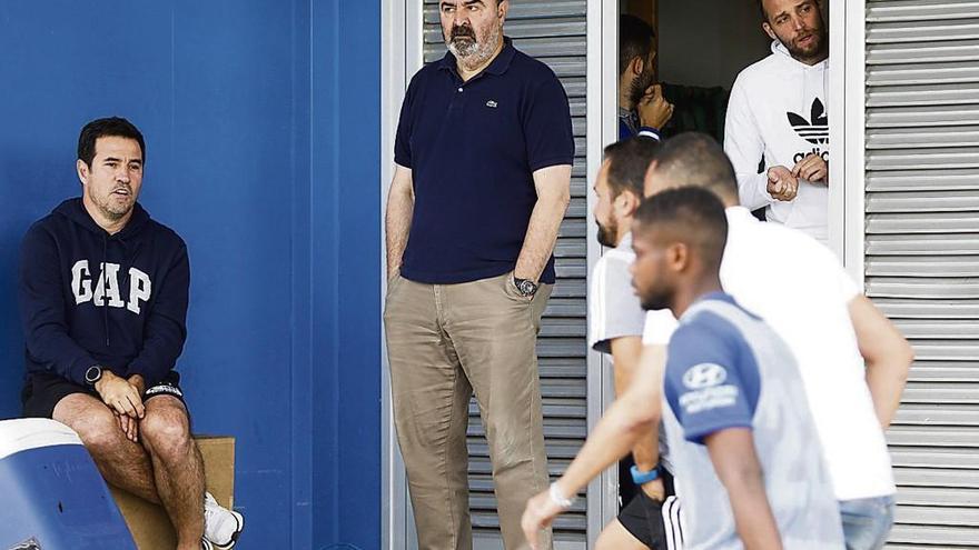 Por la izquierda, Joaquín del Olmo, asesor deportivo del grupo Carso; Manuel Paredes, vicepresidente del Oviedo, y Michu, secretario técnico, siguiendo un partido reciente del Vetusta en las instalaciones de El Requexón.