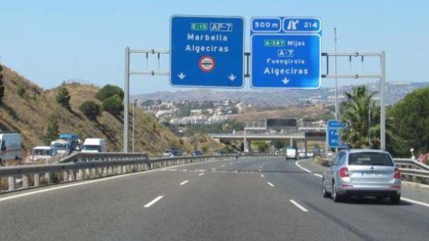 Un vehículo se dirige a tomar la A-7 en lugar de la autopista AP-7.