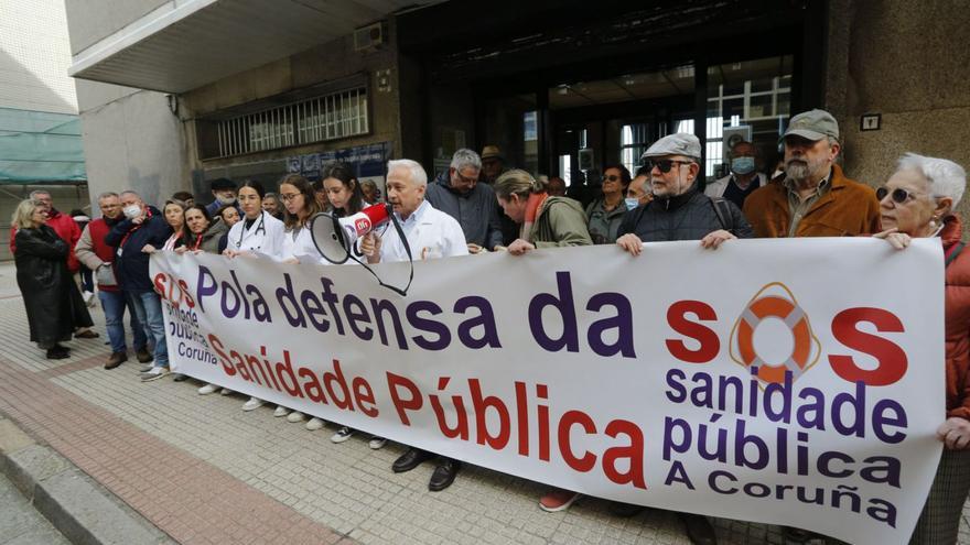 El ‘SOS’ de Primaria en su Día mundial. SOS Sanidade Pública reclamó ayer más fondos, recuperar plantilla y mejorar las condiciones laborales de los profesionales de Atención Primaria en Galicia. Ante el centro de salud San José de A Coruña, la plataforma celebró una concentración, en la que Ramón Veras, médico de familia y portavoz de SOS Sanidade Pública, explicó que, en el Día Mundial de Primaria, el objetivo es demandar una mejora en el servicio que repercuta de forma positiva en la atención a los pacientes.  | IAGO LÓPEZ