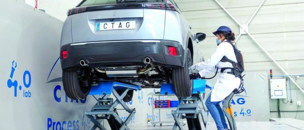 “El motor de las empresas siguen siendo las personas”
Los exoesqueletos se acoplan a los operarios para ayudarles a realizar esfuerzos físicos y son una tendencia al alza en el marco de la industria 4.0 y la digitalización. Xavier Alfonso destaca que los trastornos musculoesqueléticos que trata de prevenir su tecnología Mitiga suponen casi el 2% del PIB en Europa: “El motor de las empresas siguen siendo las personas. La prevención es una inversión, no un gasto”. | CTAG “El motor de las empresas siguen siendo las personas”
Los exoesqueletos se acoplan a los operarios para ayudarles a realizar esfuerzos físicos y son una tendencia al alza en el marco de la industria 4.0 y la digitalización. Xavier Alfonso destaca que los trastornos musculoesqueléticos que trata de prevenir su tecnología Mitiga suponen casi el 2% del PIB en Europa: “El motor de las empresas siguen siendo las personas. La prevención es una inversión, no un gasto”. | CTAG