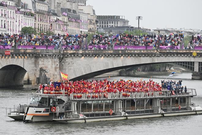 Las mejores imágenes de la ceremonia de inauguración de los Juegos olímpicos de París 2024. La delegación española durante el desfile por el río Sena.