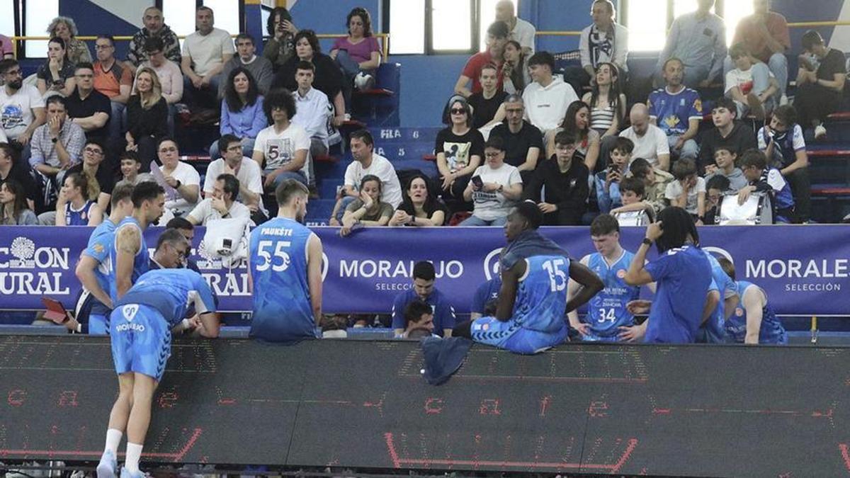 El equipo zamorano en un tiempo muerto del partido contra Fuenlabrada. | CBZ
