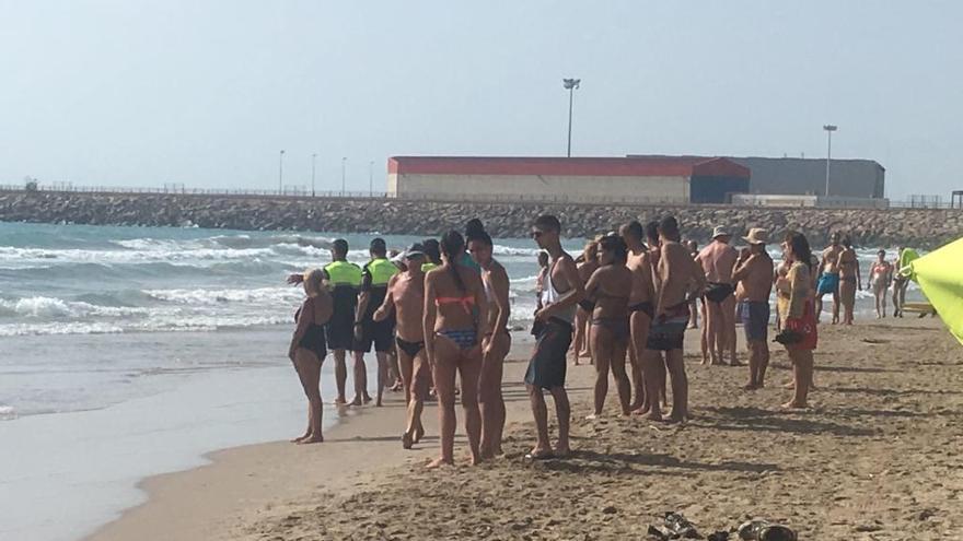 Instante del rescate en la playa de Port de Sagunt.