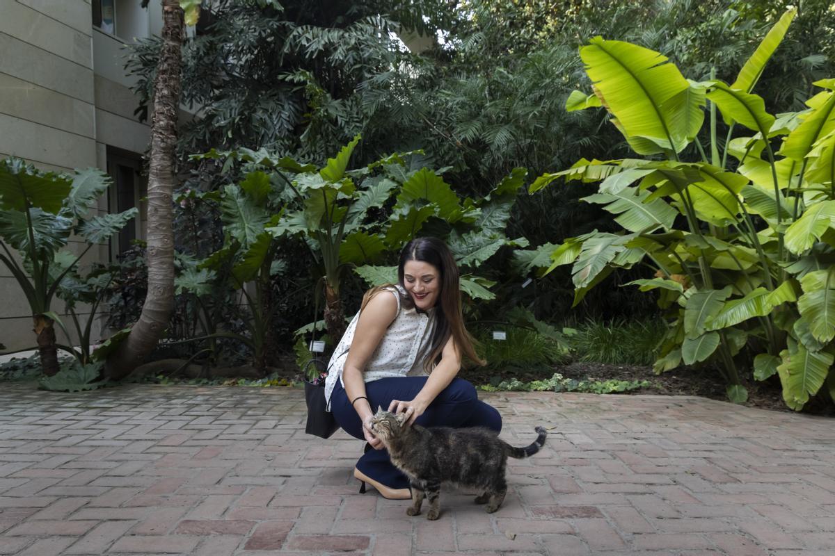 Mireia Mollà acaricia un gato en el Jardí Botànic de València antes de la entrevista