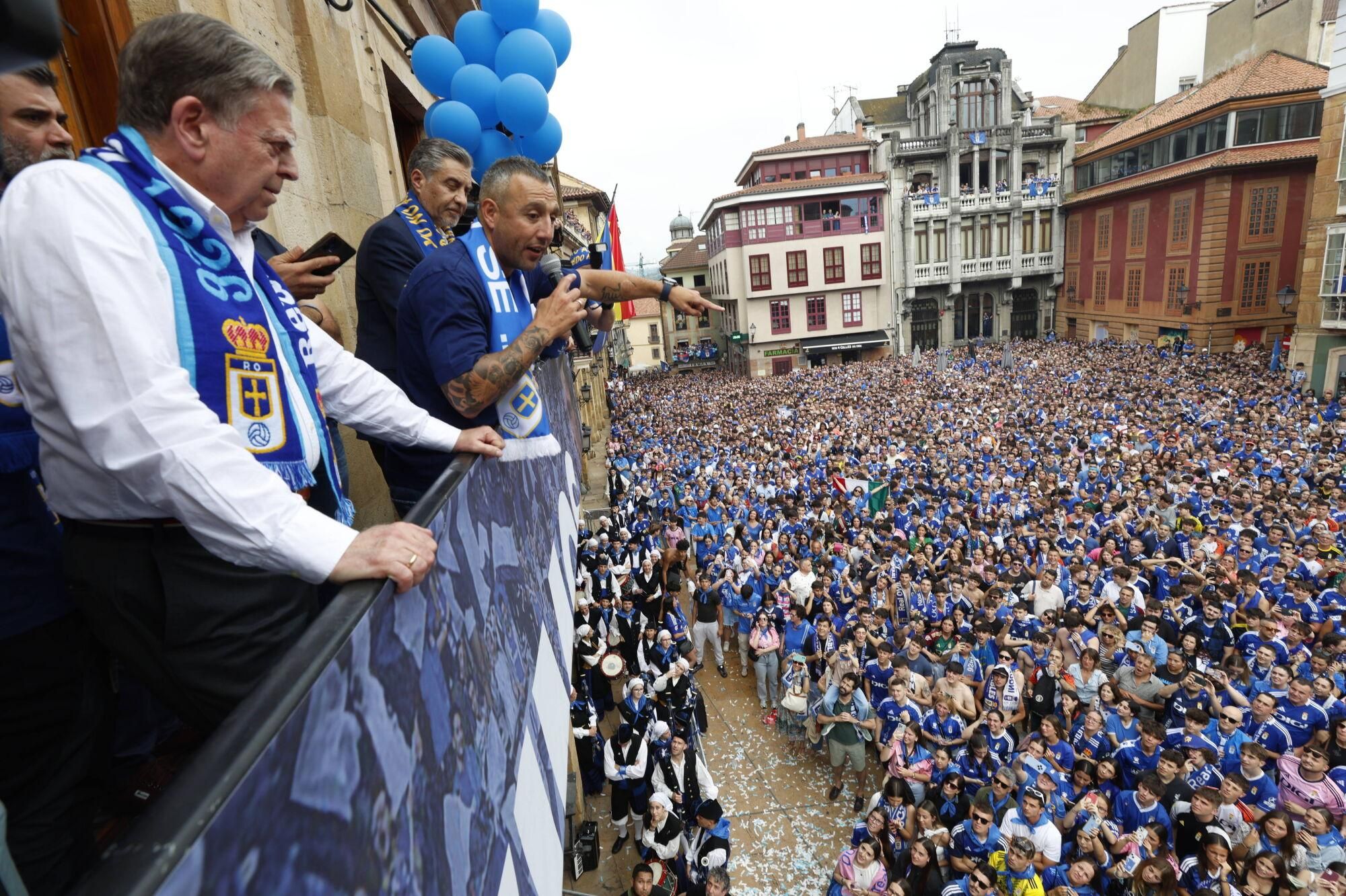 Locura azul en las calles de Oviedo para celebrar el ascenso del equipo a Primera División