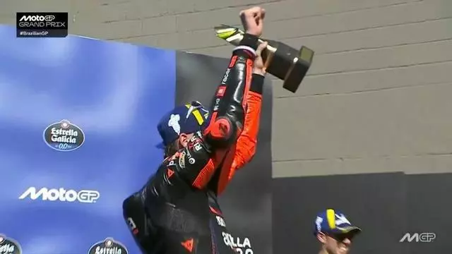 Bezzecchi levanta la copa del Grand Prix de Brazil