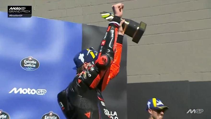 Bezzecchi levanta la copa del Grand Prix de Brazil