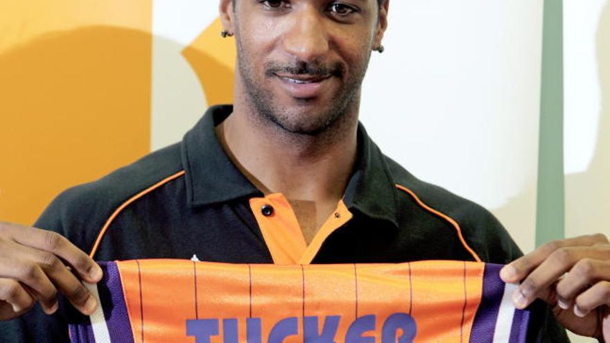 El alero estadounidense Clay Tucker posa con la camiseta del Valencia Basket durante su presentación como nuevo jugador para la temporada 2012-2013.