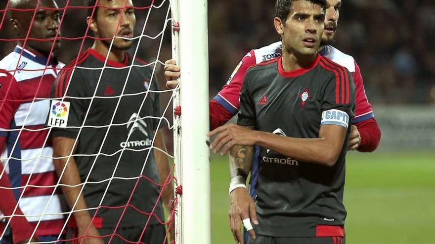 Gustavo Cabral y Augusto Fernández se sitúan en un córner durante el encuentro de Liga disputado ayer en Los Cármenes. // Antonio Juárez (LOF)