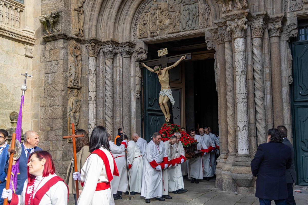 El Cristo de la Paciencia regresa a Conxo y pone el broche final a la Semana Santa compostelana