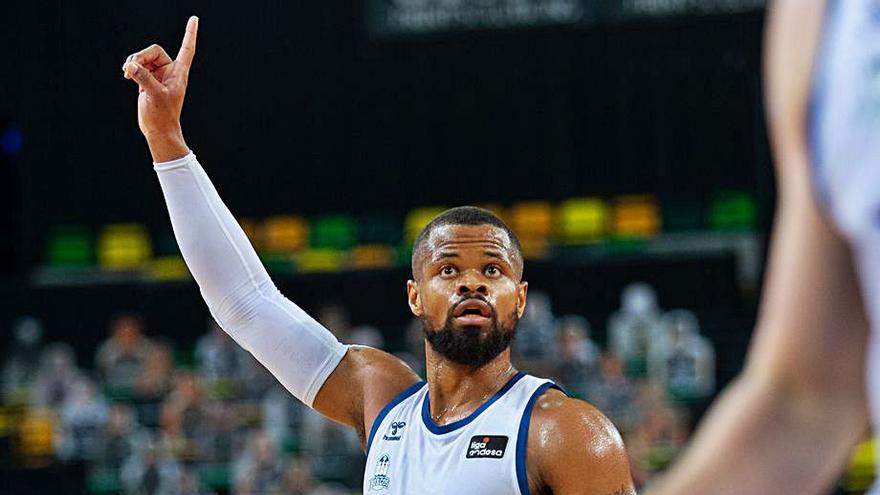 Omar Cook gesticula durante un partido con el Burgos.