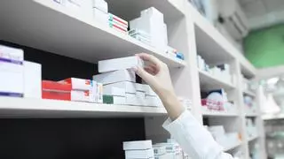 Ya no verás a tu farmacéutico recortar el código de barras de los medicamentos: cambia la gestión de los fármacos