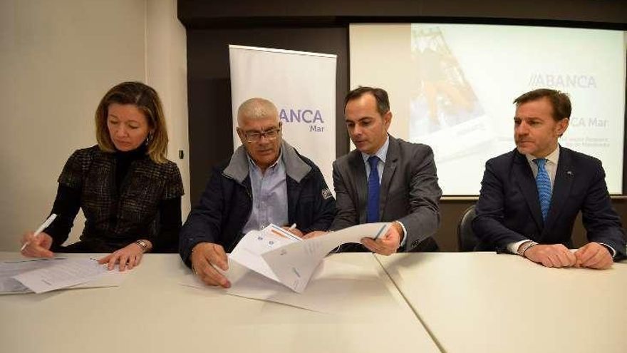 Firma del convenio entre Abanca y Acción Costeira. // G, Santos