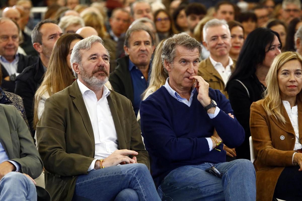 El presidente de Aragón y líder del PP en la comunidad, Jorge Azcón, junto a Alberto Núñez Feijóo, presidente popular, en el reciente Día del Afiliado del PP.