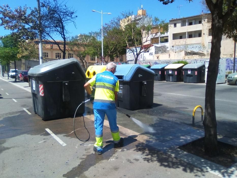 Queman seis contenedores de basura y un coche en la calle Jacint Verdaguer