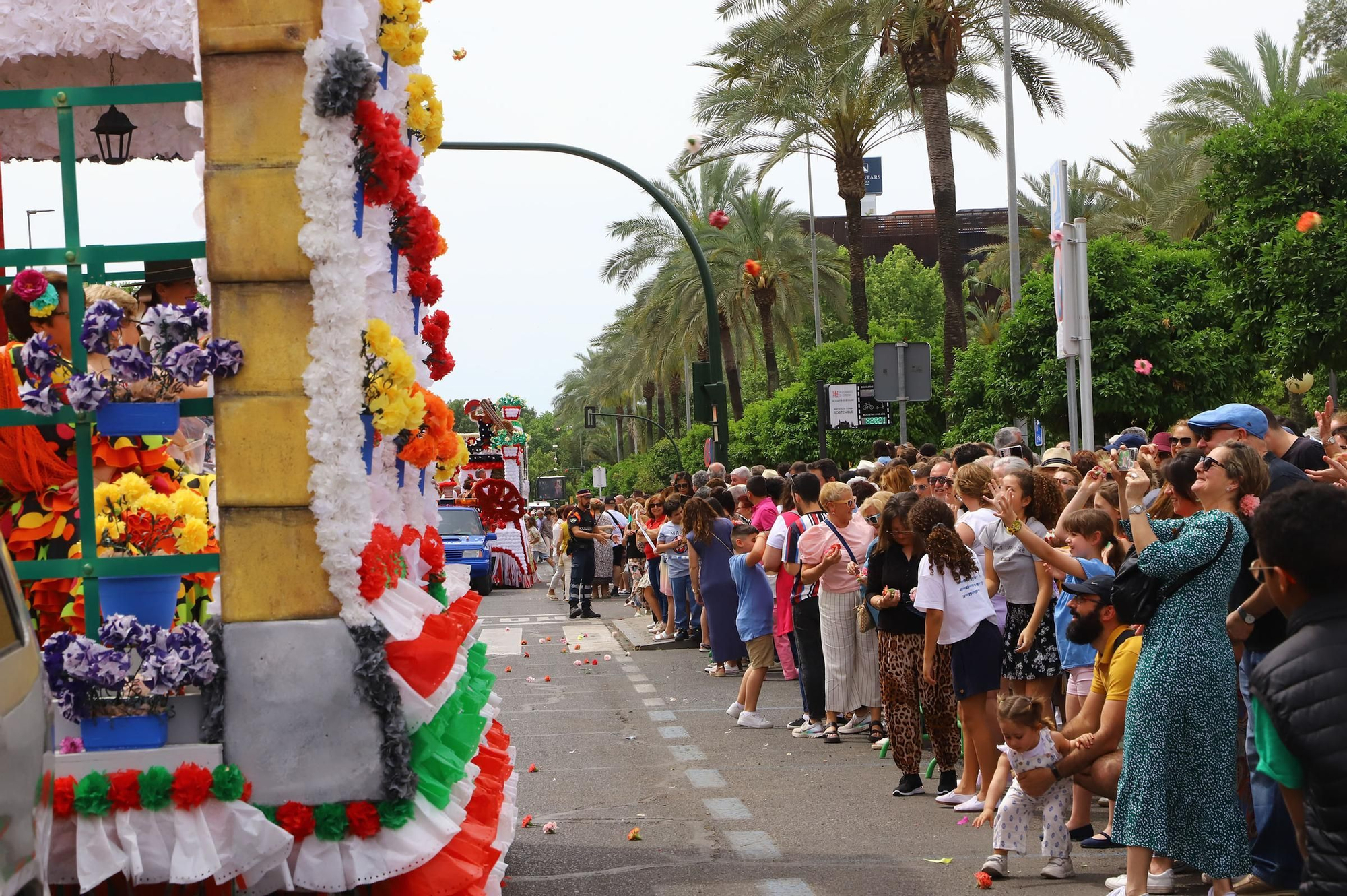 La Batalla de las Flores abre el Mayo festivo en Córdoba con 90.000 claveles