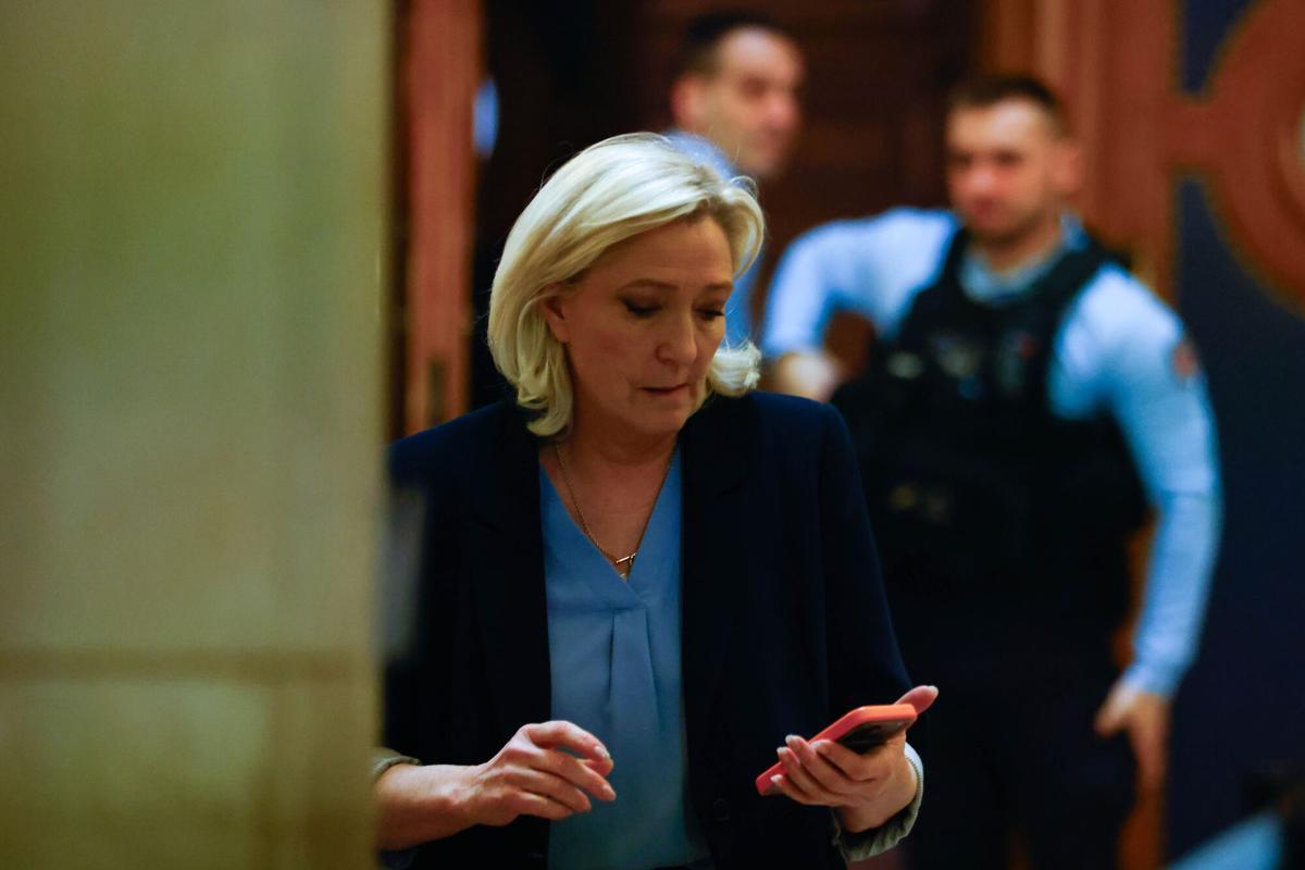 La líder de Agrupación Nacional, Marine Le Pen, se retira para un descanso durante su juicio de apelación en el caso de los asistentes falsos, este martes en París.