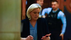 La líder de Agrupación Nacional, Marine Le Pen, se retira para un descanso durante su juicio de apelación en el caso de los asistentes falsos, este martes en París.