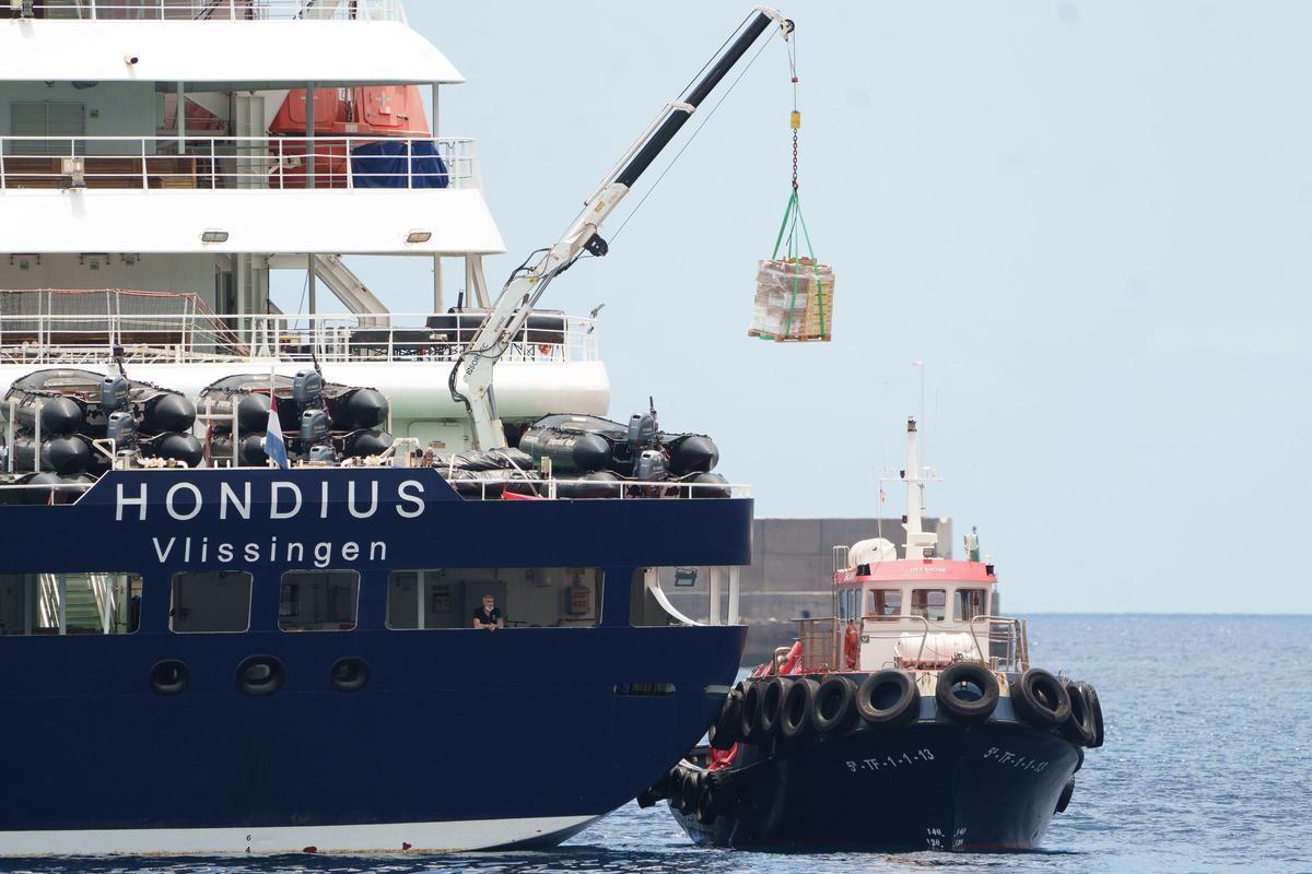 El Balayo junto al MV Hondius en la dársena de Granadilla.