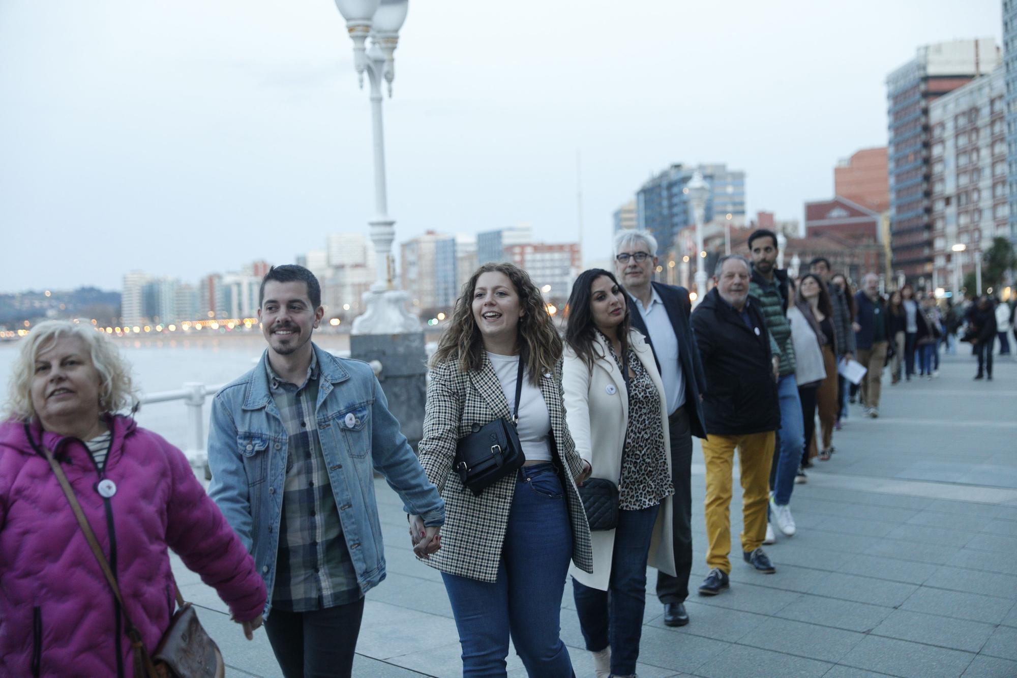 En imágenes: Así fue la cadena humana contra el racismo y la xenofobia que se organizó en Gijón