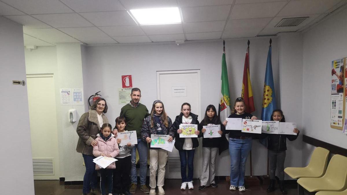 El concejal de Sanidad del ayuntamiento, Jesús Amor, con alumnos ganadores del concurso.