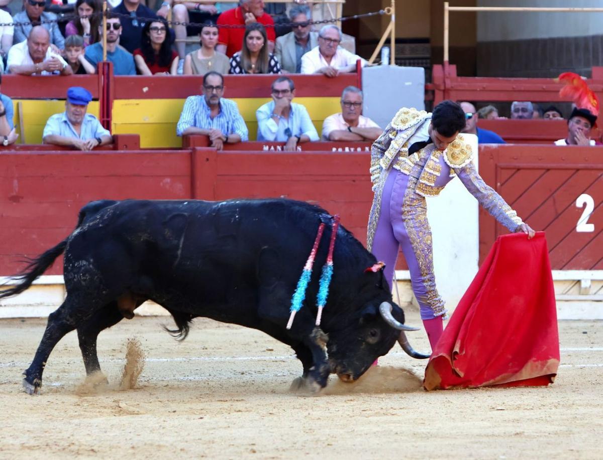 Toreo al natural por parte del matador de toros toledano Tomás Rufo. | VIGUERAS