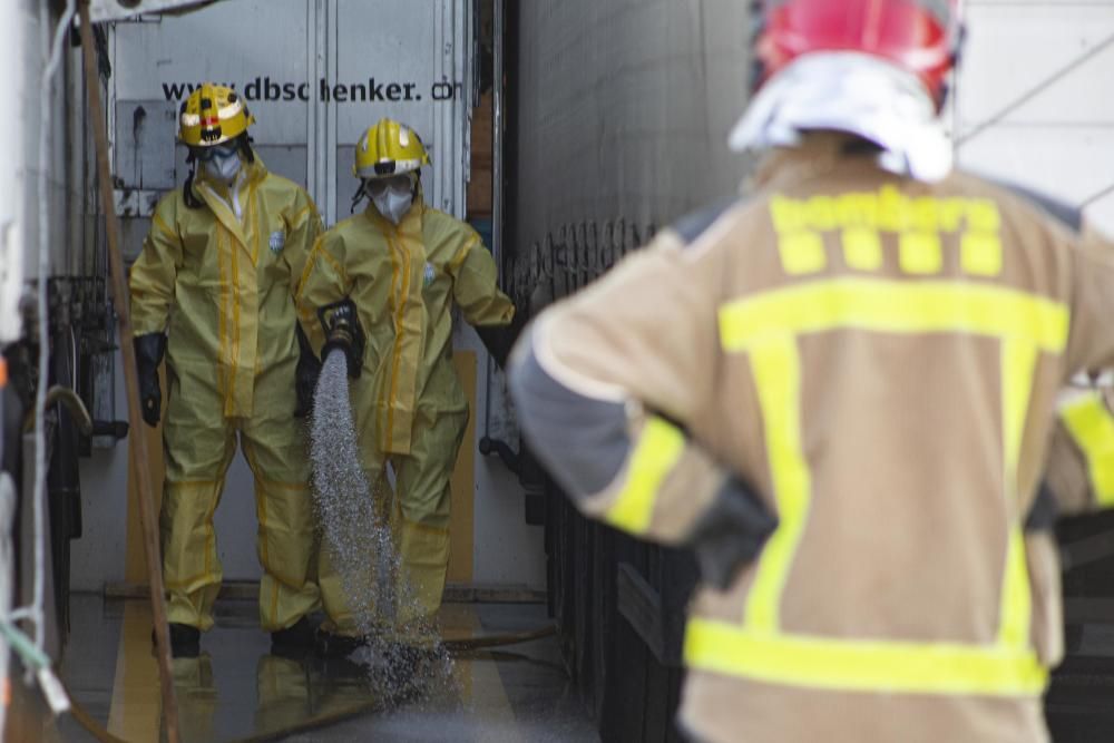 Els Bombers treballant en la fuita d'àcid clorhídric en un camió a Vilablareix