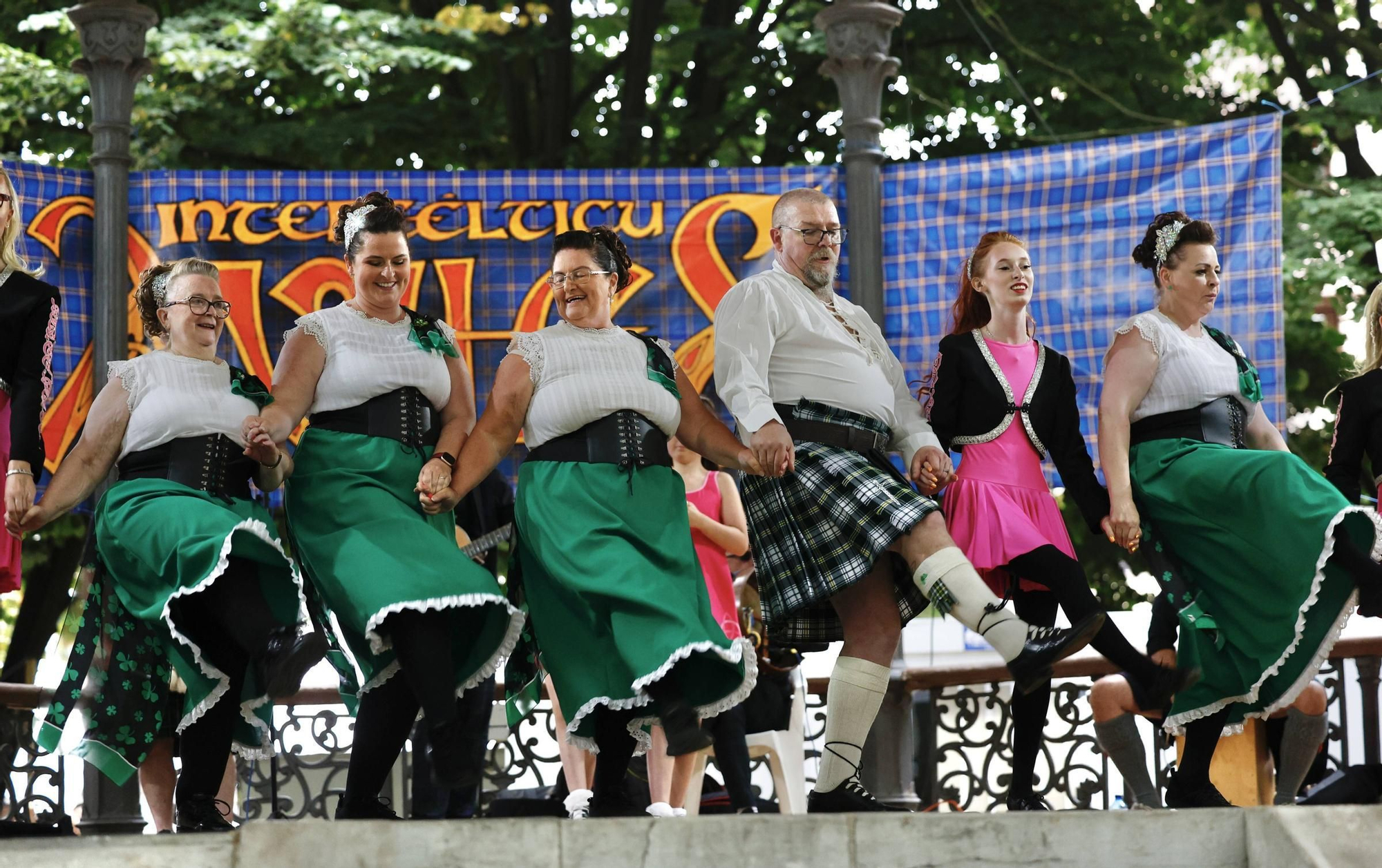 Así fue la colorida actuación del grupo norirlandés "Keltic Flair" en el festival Intercélticu de Avilés